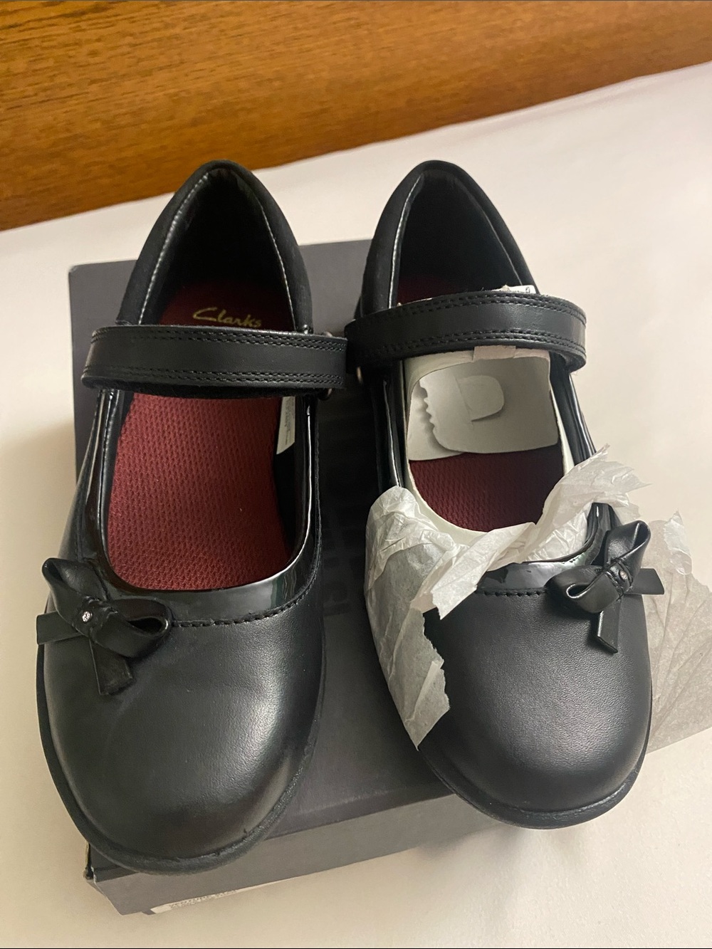 Clarks Girls Black Mary Jane Dress Shoes with Bow Accent size 13.5 WIDE
